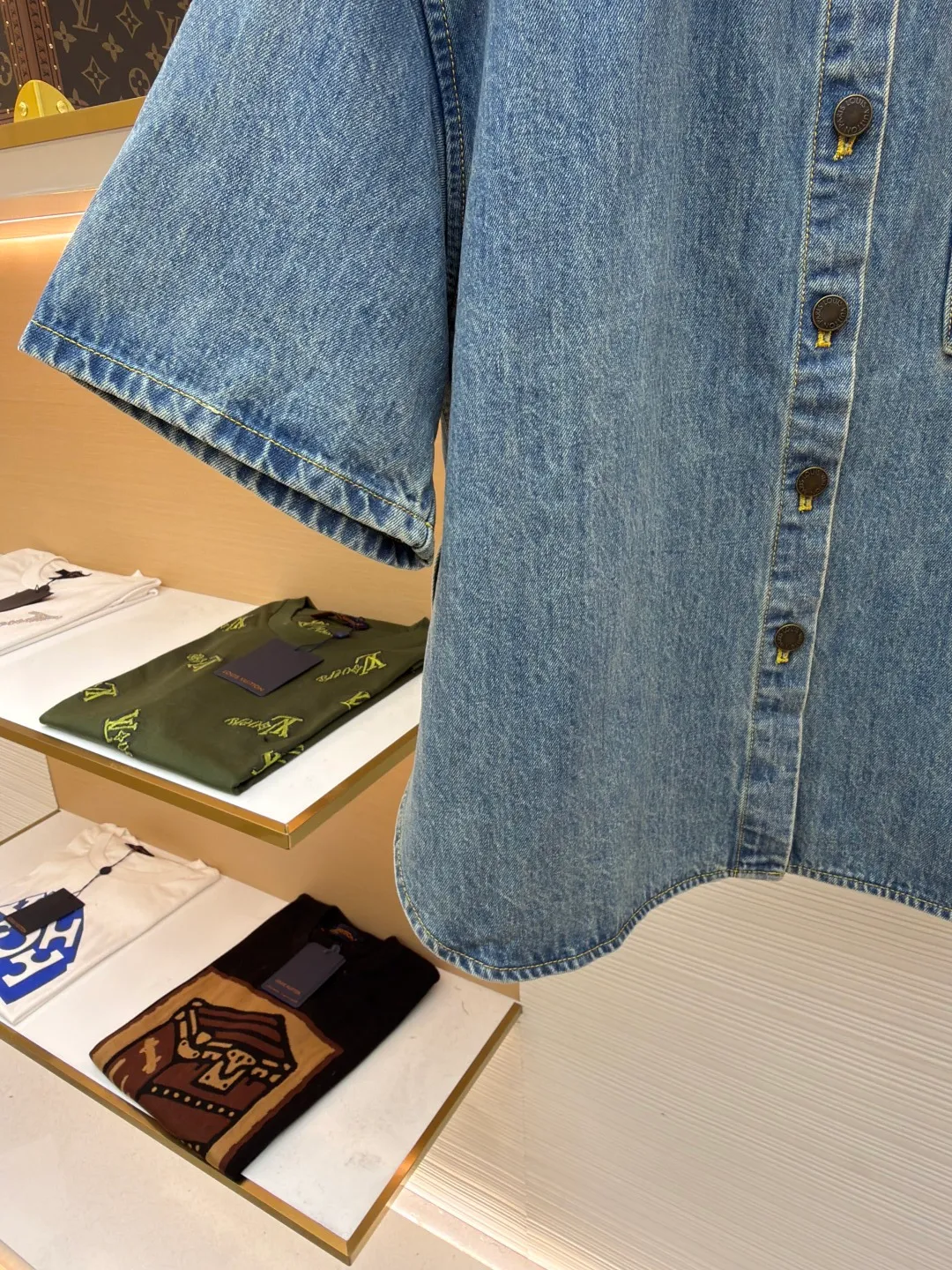 LOUIS VUITTON rope embroidered denim jacket ●Authentic product: purchased and developed for 10999 ●Item number: 1680835-A95 ●Fabric: denim fabric ●Technology: embroidery production ●Version: fitted version ●Weight: about 585 grams ●Size: 34-36-38 ●Description: The fabric is made of YB customized denim fabric, with straw rope embroidery design on the chest. The overall alignment is straight and delicate, the fabric is comfortable and soft, and the color is consistent without color difference. It can be matched with the same style to create a fashionable look and control various occasions. Customized accessories, complete with three standards, same style for men and women!